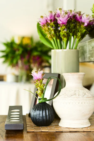 Blomsterarrangemang i vacker interiör miljö — Stockfoto