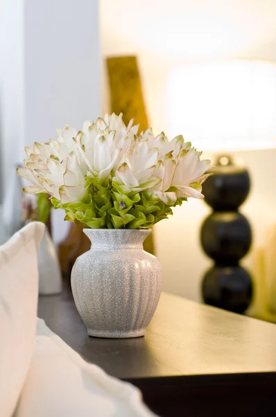 Flower vase in beautiful interior design — Stock Photo, Image
