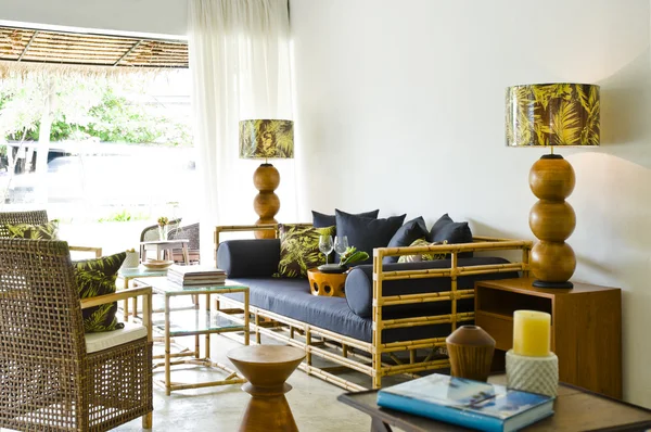 Современная зона отдыха с бамбуковым диваном — стоковое фото