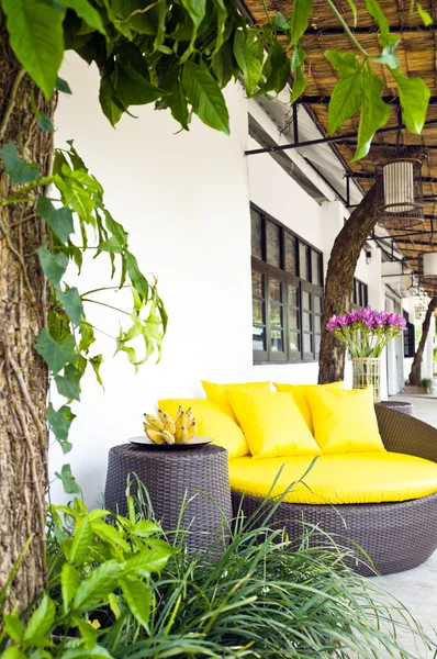 Loungebereich im Freien schön mit Pflanzen umrahmt — Stockfoto