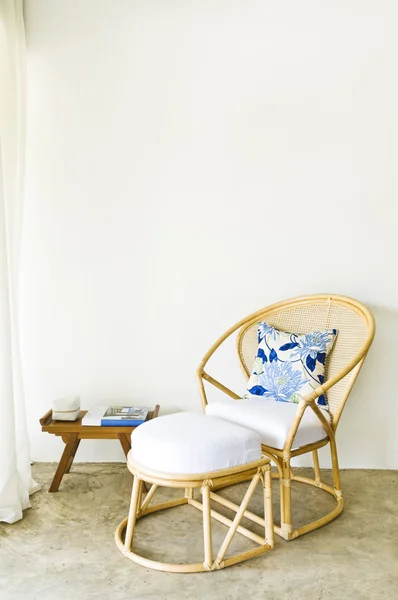 テーブル椅子組み合わせ籐シーティング エリア — ストック写真