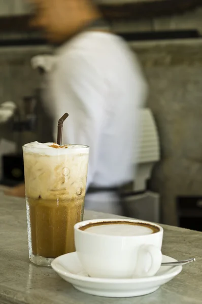 Iced café late and cappuccino on a bar counter — Stockfoto