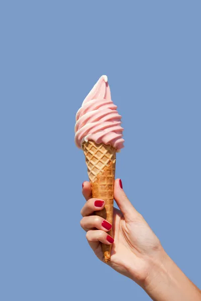딸기 아이스크림 콘 — 스톡 사진