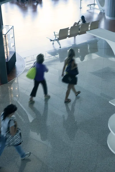 Passagiere im Flughafen — Stockfoto
