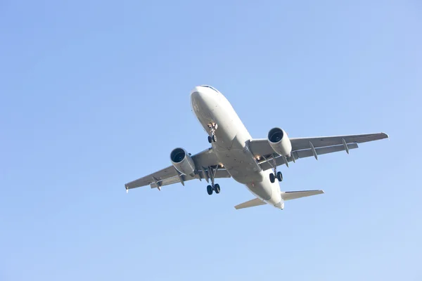 Utasszállító repülőgép leszállás megközelítését teszi — Stock Fotó