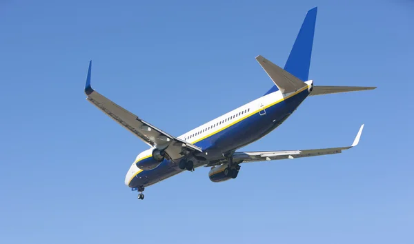 Boeing 737 робить його посадки підхід до порту — стокове фото