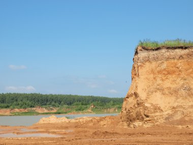 yeşil çim ile kumlu tepe.