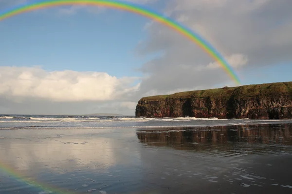 Rainbow over the ballybunion beach cliffs — Stock Photo, Image