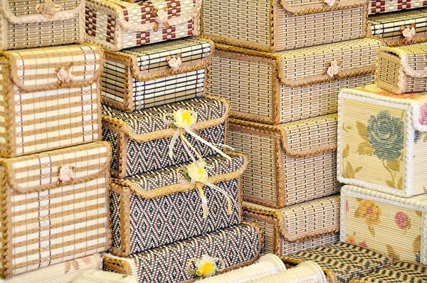 Плетеные коробки с цветными орнаментами — стоковое фото