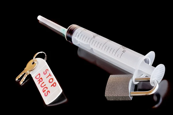 Disposable syringe, lock and keys — Stock Photo, Image