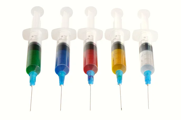 Пять одноразовых медицинских шприцов — стоковое фото