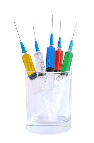 Cinco seringas descartáveis em um copo — Fotografia de Stock