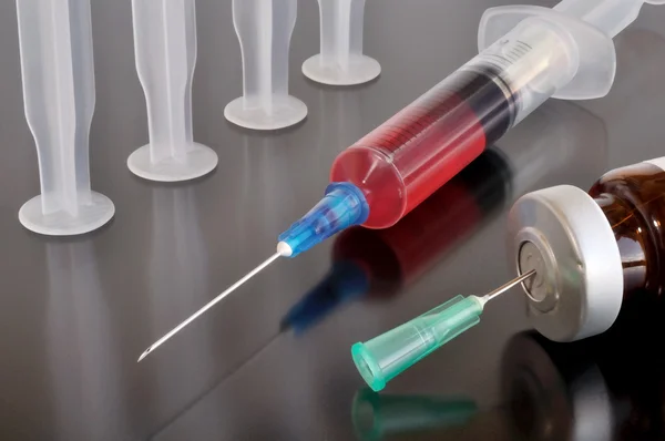 Disposable syringe and vaccine — Stock Photo, Image