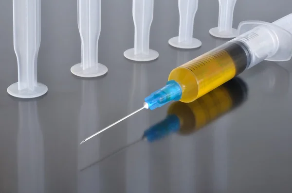 使い捨て注射器とワクチン — ストック写真