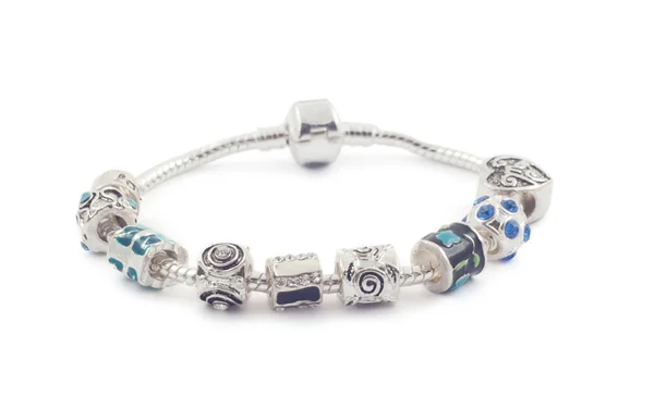Silver armband med pärlor på vit — Stockfoto