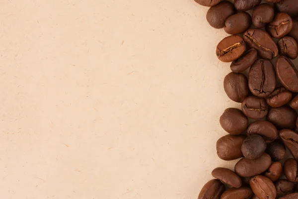 Kaffebönor på gamla papper bakgrund — Stockfoto