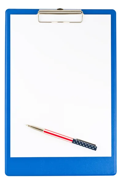 Portapapeles azul en blanco con una pluma — Foto de Stock