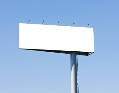Mavi gökyüzü üzerinde boş büyük billboard