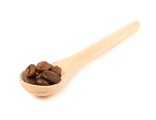 Trä sked med kaffe bönor — Stockfoto