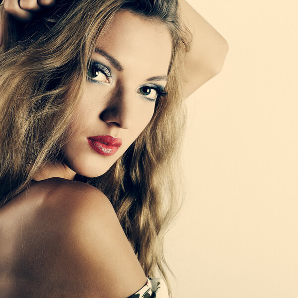 Фотография красивой девушки в стиле моды
