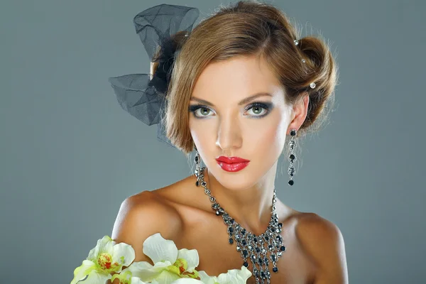 Фото красивой девушки в свадебных украшениях в стиле моды — стоковое фото