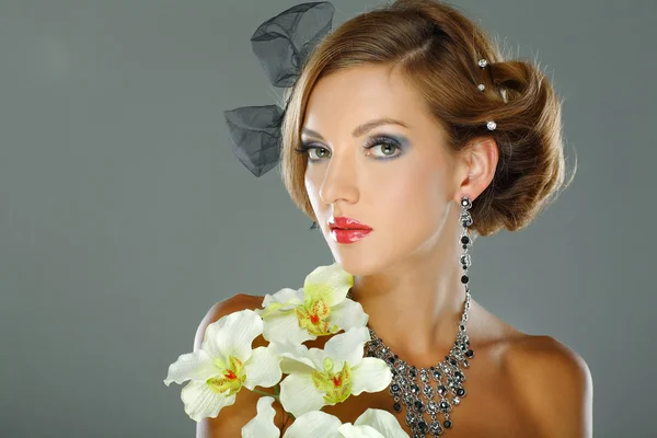 Foto da menina bonita em decorações de casamentos em estilo de moda — Fotografia de Stock
