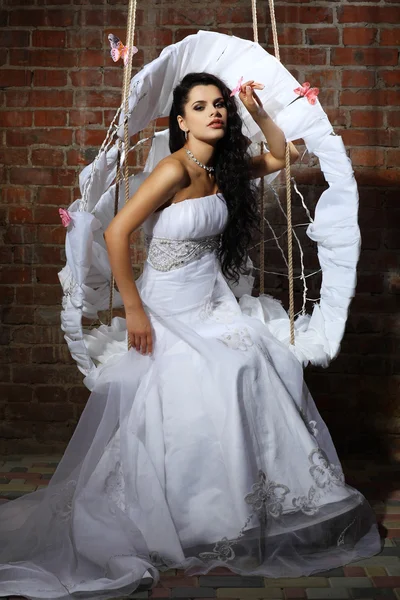 Ragazza è in abito da sposa — Foto Stock