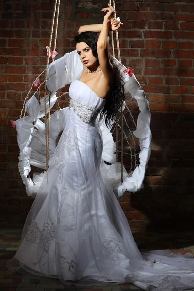 Mädchen trägt Hochzeitskleid — Stockfoto