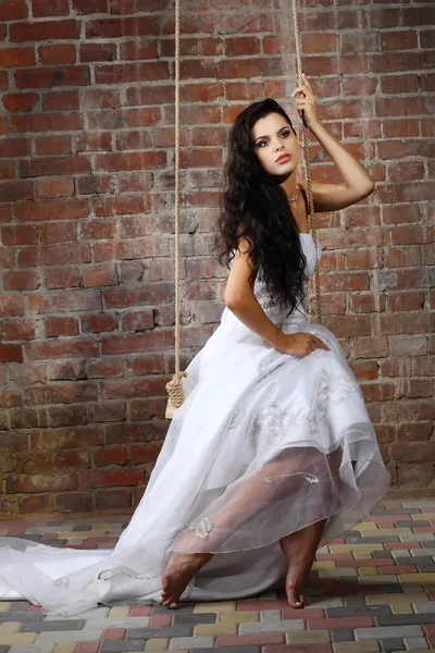 Chica está en vestido de novia —  Fotos de Stock