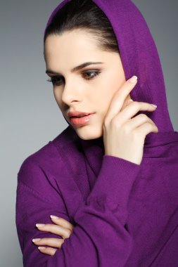 Kırmızı giysili güzel, genç bir kadın olduğunu