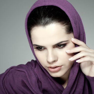 Kırmızı giysili güzel, genç bir kadın olduğunu