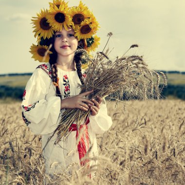 vintag Ulusal giysiler içinde güzel bir kız bir fotoğraf olduğunu