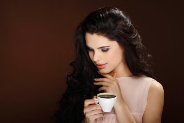bir fincan kahve ile güzel genç kız