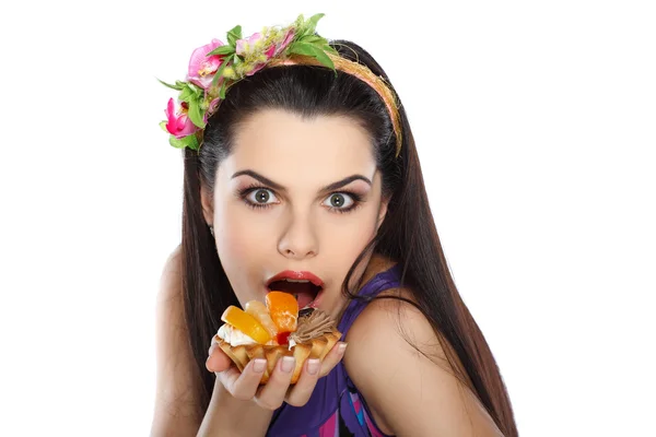 Young, beautiful brunette with fruit cake — Stock Photo, Image