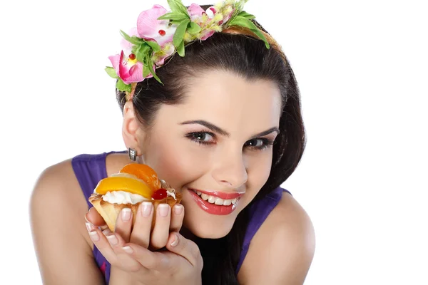 Mladá, krásná brunetka s ovocný koláč — Stock fotografie