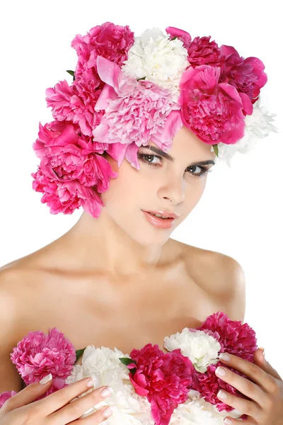 Красивая девушка с розовыми цветами — стоковое фото