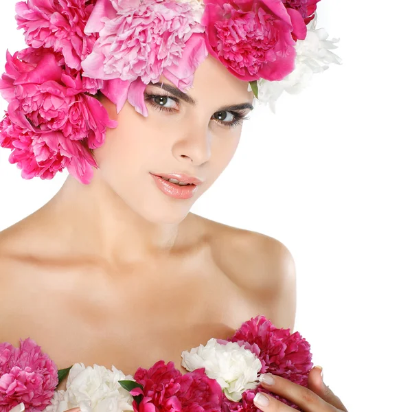 Hermosa joven con flores de color rosa —  Fotos de Stock