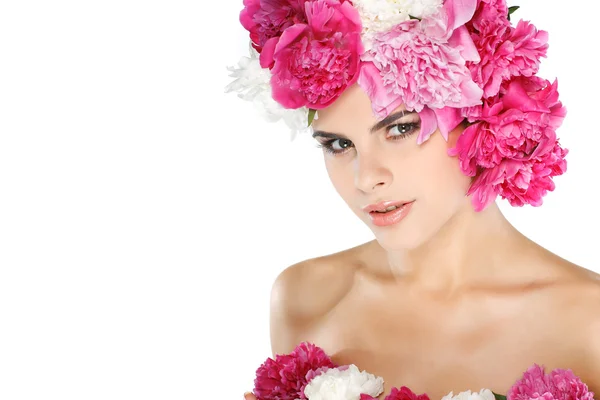 Красива молода дівчина з рожевими квітами — стокове фото