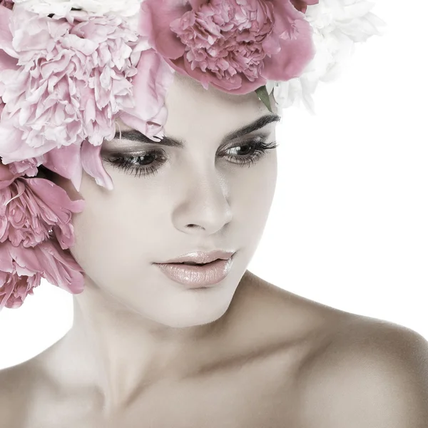Piękna, młoda dziewczyna z różowe kwiaty — Zdjęcie stockowe