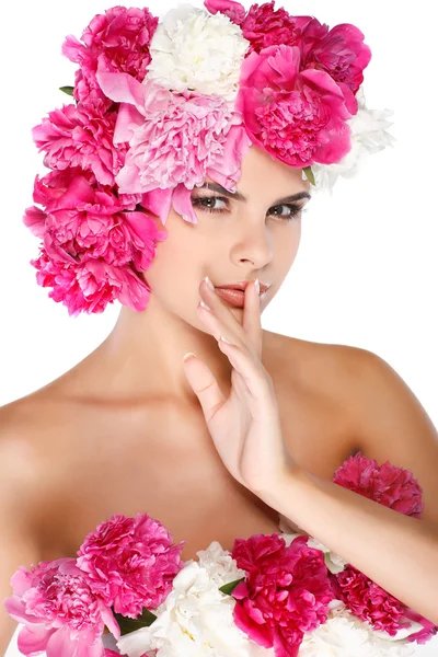 Belle jeune fille avec des fleurs roses — Photo