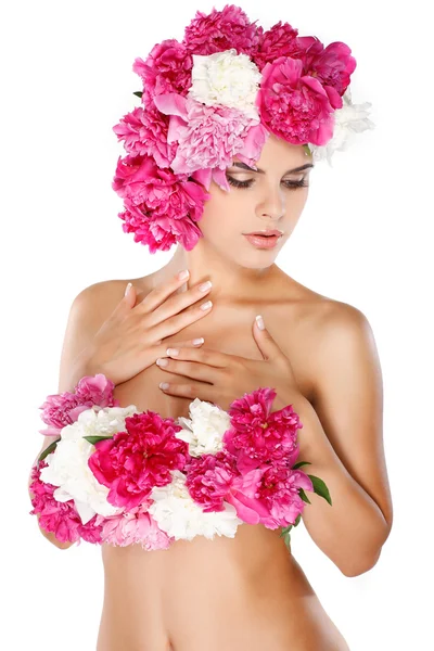 Krásná mladá dívka s růžovými květy — Stock fotografie