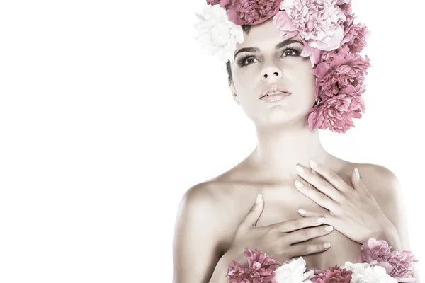 ピンクの花と美しい若い女の子 — ストック写真
