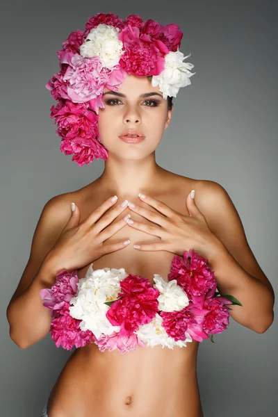 Hermosa joven con flores de color rosa — Foto de Stock