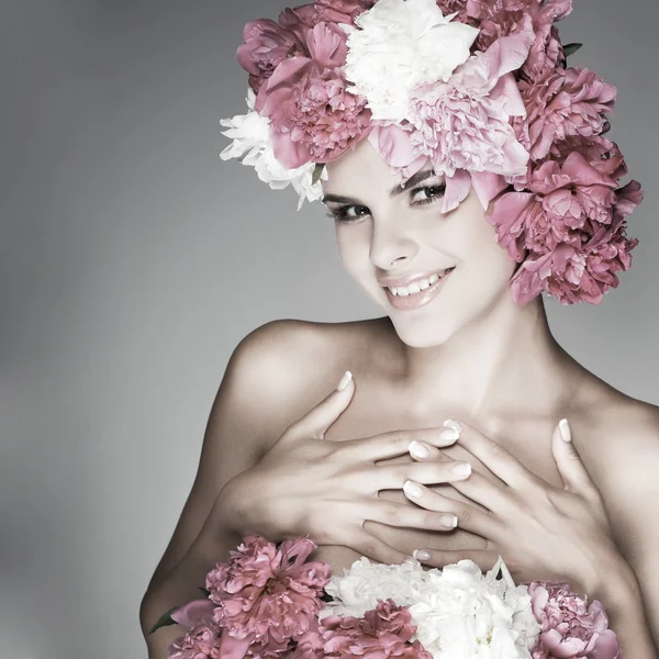 Vacker ung flicka med rosa blommor — Stockfoto