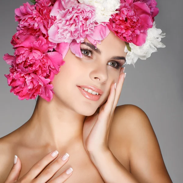 Beautiful young girl with pink flowers — Stock Photo, Image