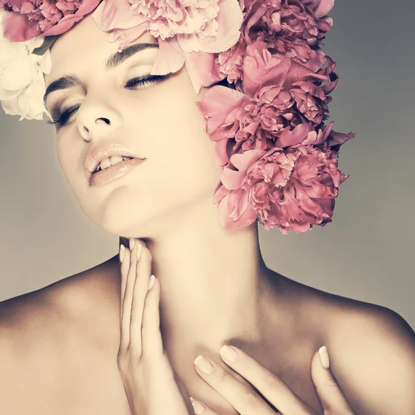 Pembe çiçekli güzel genç kız — Stok fotoğraf