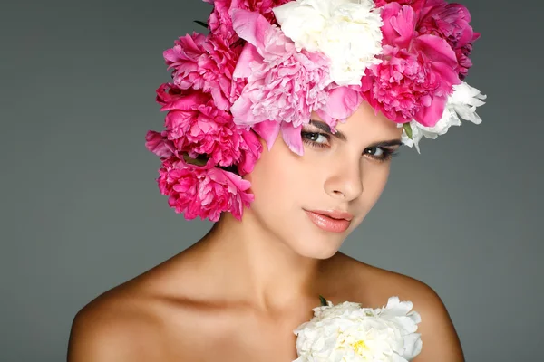 Pembe çiçekli güzel genç kız — Stok fotoğraf