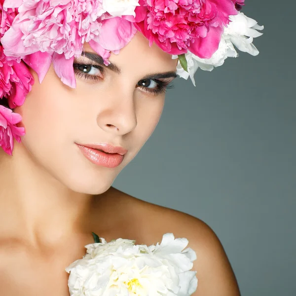 Красива молода дівчина з рожевими квітами — стокове фото