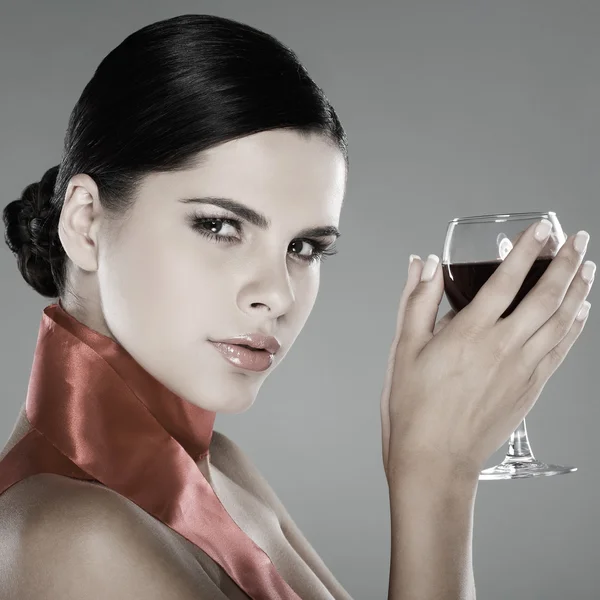 Krásná mladá dívka se sklenicí vína — Stock fotografie
