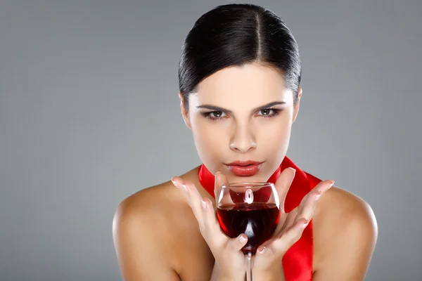 Bela jovem com copo de vinho — Fotografia de Stock